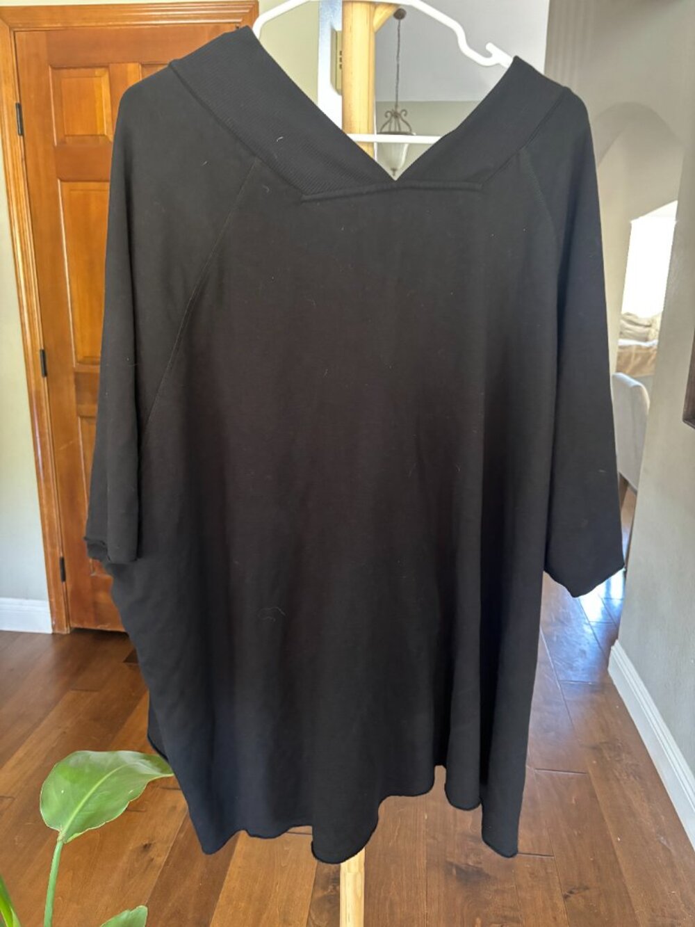 Soma Black Rayon V Neck Lounge Sweatshirt Kangaroo Pocket Scallop Hem S/M - Picture 5 of 8
